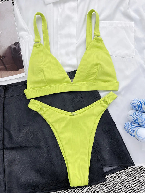 Limoengroene bikini set op witte achtergrond, bestaande uit een triangel bikinitop en bijpassend broekje. Perfect voor zomerse stranddagen.