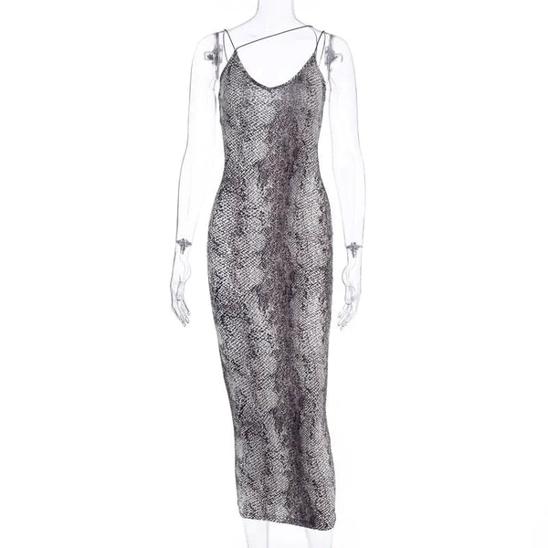 Zilveren slangenprint jurk, mouwloos, met V-hals en asymmetrische bandjes, perfect voor avondkleding en modieuze gelegenheden.