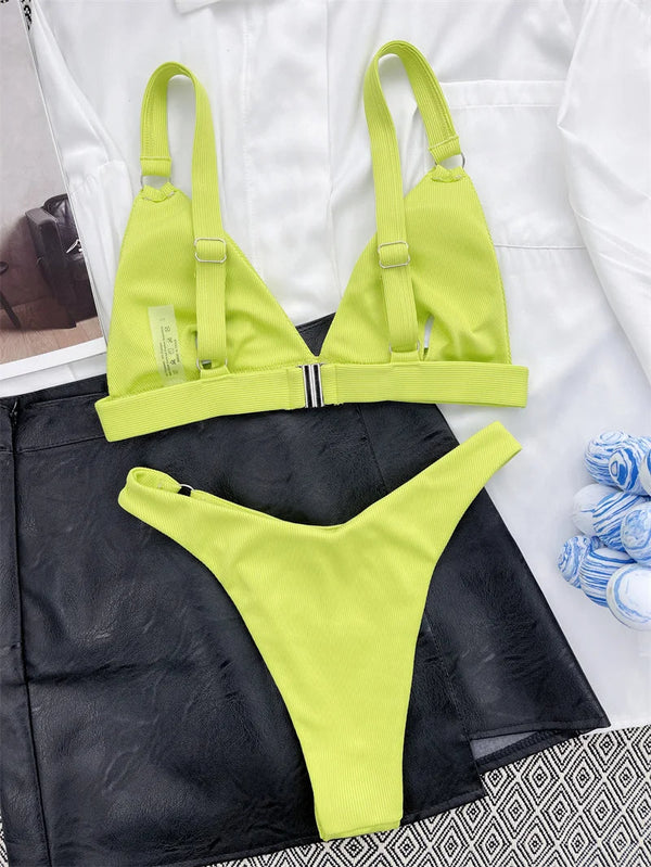 Neon groene bikini set met triangel top en hoge taille slip, perfect voor zomer en strand. Trendy badmode, opvallende kleur, modieuze stijl.