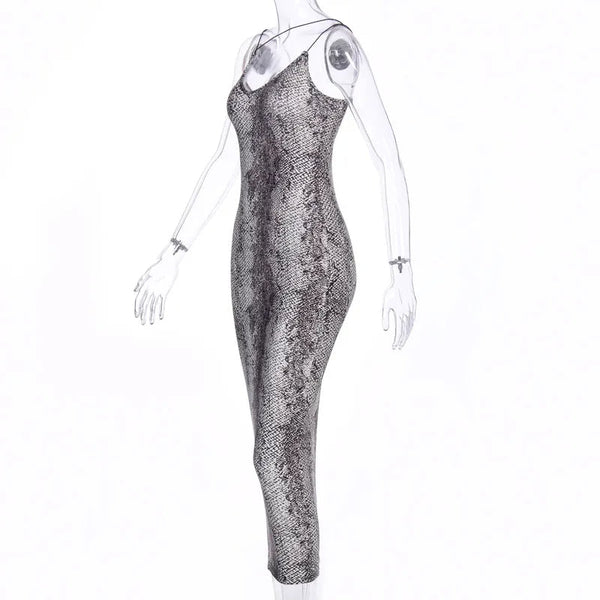 Zwarte slangenprint jumpsuit op doorzichtige mannequin, mouwloos en nauwsluitend. Perfect voor modieuze dameskleding en avondkleding.