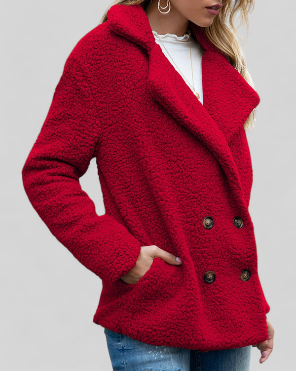 Rode dames teddyjas, dubbelbreasted, met knopen en reverskraag. Modieuze winterjas, warme textuur, casual stijl. Perfect voor koude dagen.