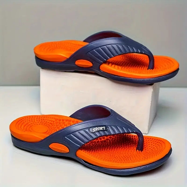 Oranje en blauwe sportieve slippers op witte achtergrond, comfortabel ontwerp, ideaal voor zomer en strand, unisex sandalen met antislip zool.