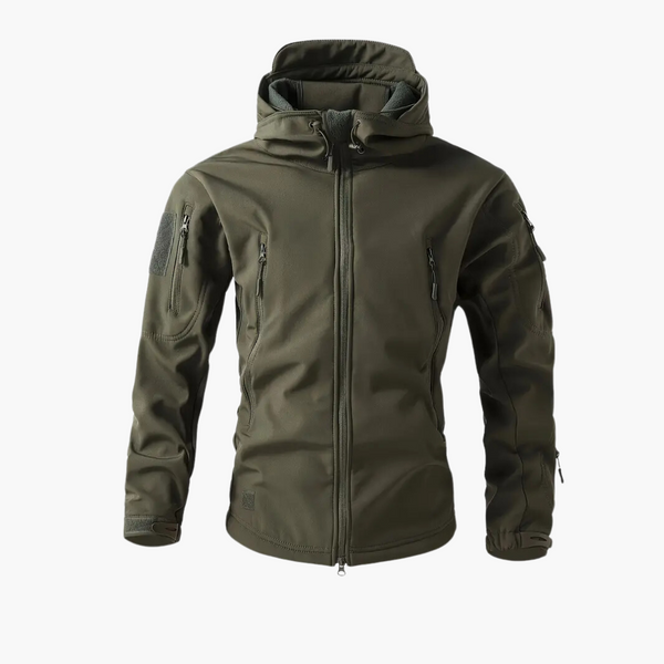 Olijfgroene tactische softshell jas met capuchon, meerdere zakken en ritssluitingen, ideaal voor outdoor activiteiten en militaire stijl.