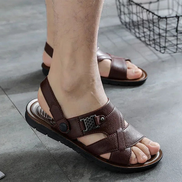 Bruine leren herensandalen met verstelbare riem, open teen en comfortabele zool, ideaal voor casual zomeroutfits en dagelijks gebruik.