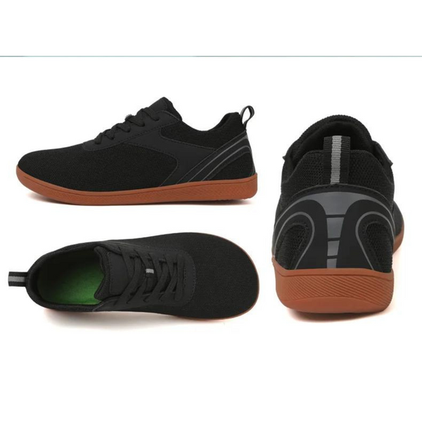 Zwarte sportschoenen met bruine zool, zij- en bovenaanzicht. Lichtgewicht, ademend materiaal, ideaal voor hardlopen en dagelijks gebruik.