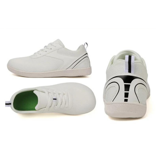 Witte sneakers met groene binnenzool, zij- en achterkantaanzicht. Minimalistisch ontwerp, zwarte strepen, casual unisex schoenen. Perfect voor dagelijks gebruik.