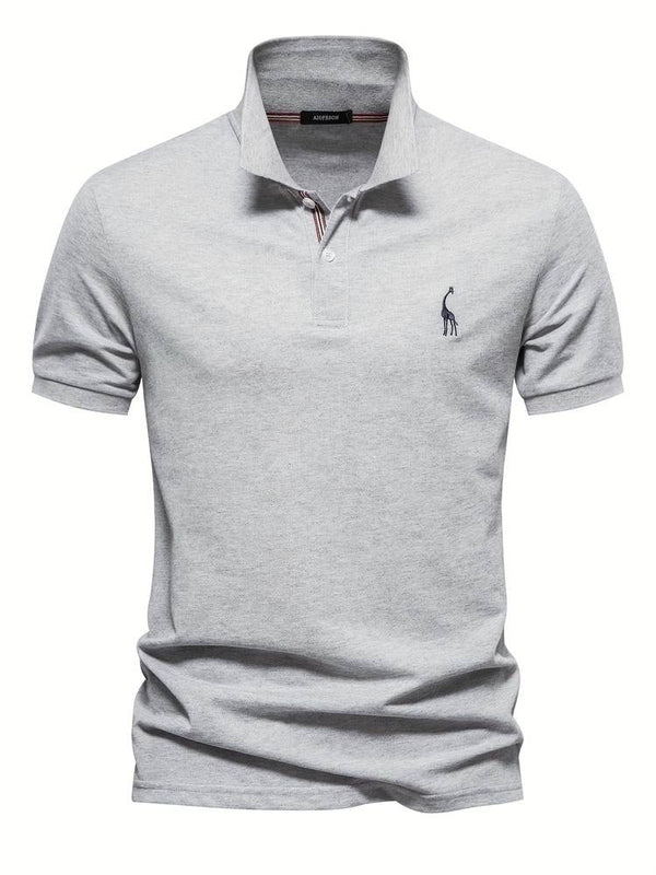 Grijze polo met korte mouwen, opstaande kraag en geborduurd logo. Stijlvolle herenkleding, casual en comfortabel. Perfect voor dagelijks gebruik.