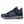 Donkerblauwe herensneaker met grijze zool, rode accenten en suède details. Comfortabele sportschoen, ideaal voor dagelijks gebruik en casual outfits.
