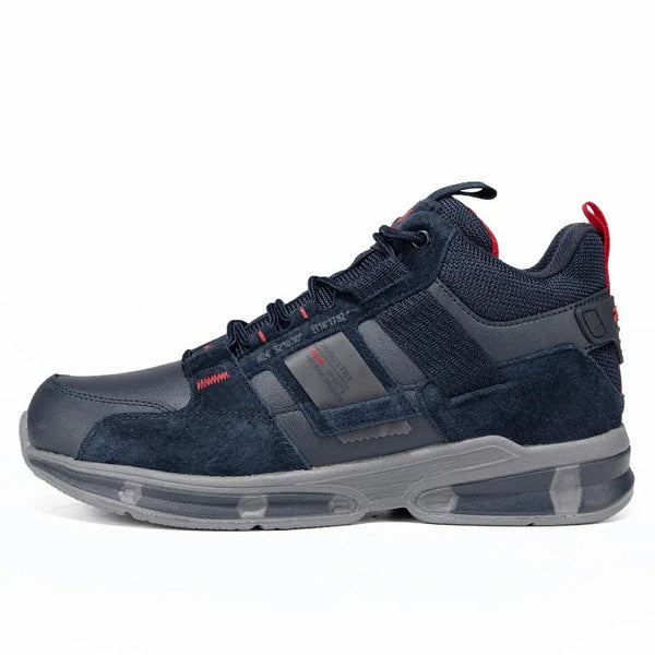 Donkerblauwe herensneaker met grijze zool, rode accenten en suède details. Comfortabele sportschoen, ideaal voor dagelijks gebruik en casual outfits.