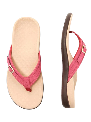 Rode leren teenslippers met gesp, comfortabele zool, zomerschoeisel voor dames, strandmode, stijlvolle sandalen, zij- en bovenaanzicht.