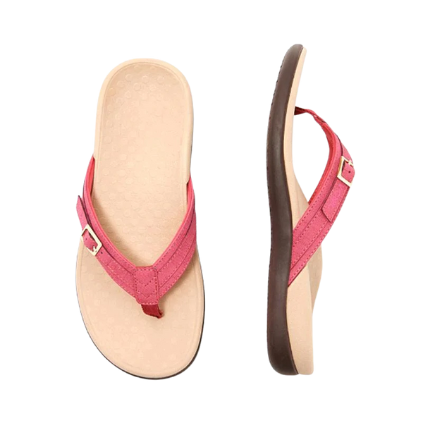 Rode leren teenslippers met gesp, comfortabele zool, zomerschoeisel voor dames, strandmode, stijlvolle sandalen, zij- en bovenaanzicht.