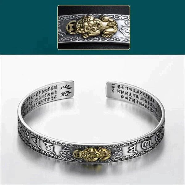 Zilveren armband met gouden draak, gegraveerd met Chinese karakters. Luxe sieraden, oosterse stijl, handgemaakt, unisex accessoire.