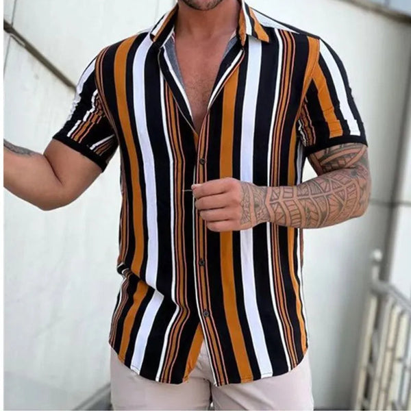 Man in gestreept overhemd met korte mouwen, zwart-wit-oranje strepen, tatoeages op arm, casual mode, zomerkleding, moderne stijl.