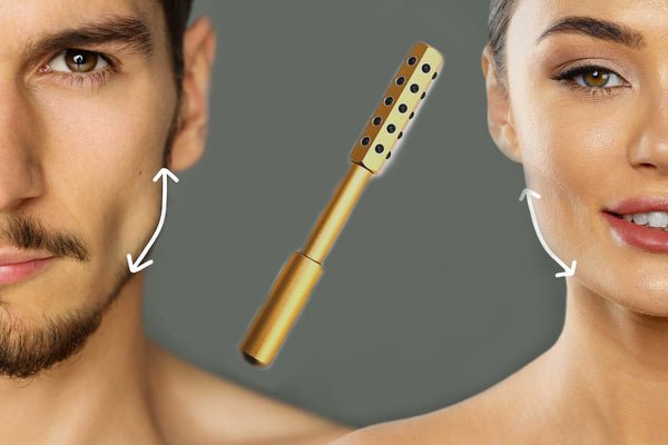 Gouden gezichtsmassageroller met zwarte stippen, tussen man en vrouw, bevordert huidverzorging en anti-aging. Perfect voor gezichtsverjonging.