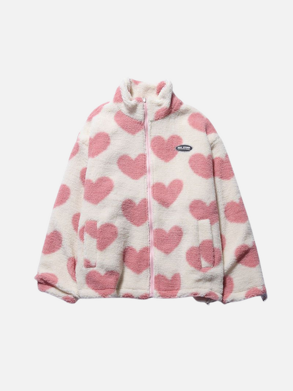 Roze en witte fleece jas met hartjespatroon, ritssluiting en opstaande kraag. Trendy damesmode, warme winterjas, casual stijl.