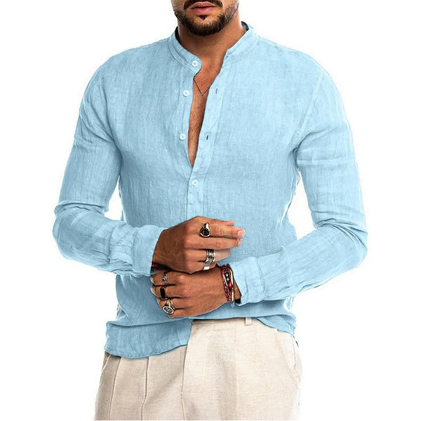Man in lichtblauw linnen overhemd met opstaande kraag, gecombineerd met beige broek. Modieuze herenkleding, casual stijl, zomeroutfit.