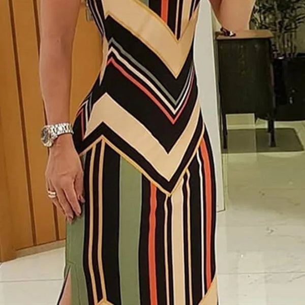 Vrouw in kleurrijke, gestreepte jurk met geometrisch patroon, staand in moderne interieur. Modieuze dameskleding, stijlvol design, trendy outfit.