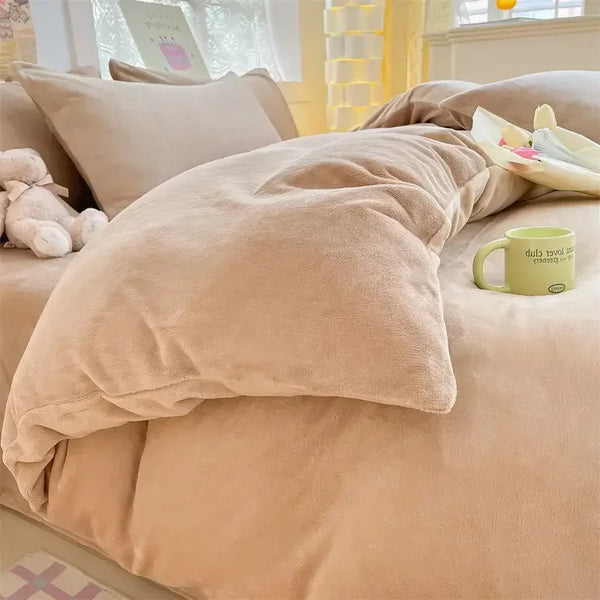Beige flanellen dekbedovertrek op bed met kussens, groene mok en teddybeer. Gezellig slaapkamerinterieur, zachte en warme uitstraling.