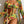 Vrouw in kleurrijke bloemenbikini en bijpassende kimono, tropisch ontwerp, strandkleding, zomermode, felgeel met bloemenprint.