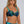 Vrouw in tropische bikini met bladerenprint, turquoise en groene kleuren, strandmode, zomerse zwemkleding, trendy badmode voor dames.