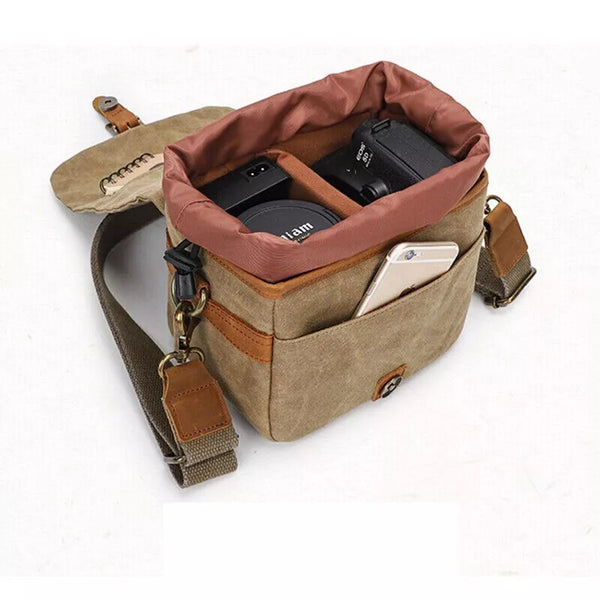 Kleine canvas cameratas met verstelbare schouderriem, geschikt voor DSLR-camera's en accessoires. Ideaal voor fotografen onderweg.