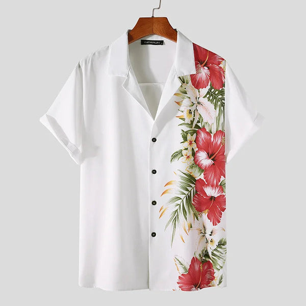 Witte herenoverhemd met korte mouwen, tropische bloemenprint, rode hibiscusbloemen, casual zomermode, knoopsluiting, hangend aan houten hanger.