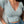 Vrouw in blauwe bloemen crop top en jeans, met transparante tas. Modieuze zomerkleding, casual stijl, trendy outfit voor dagelijks gebruik.