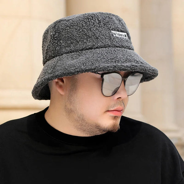 Man met grijze teddy bucket hat en zonnebril, draagt een zwart T-shirt. Stijlvolle herenkleding, trendy accessoires, casual mode.