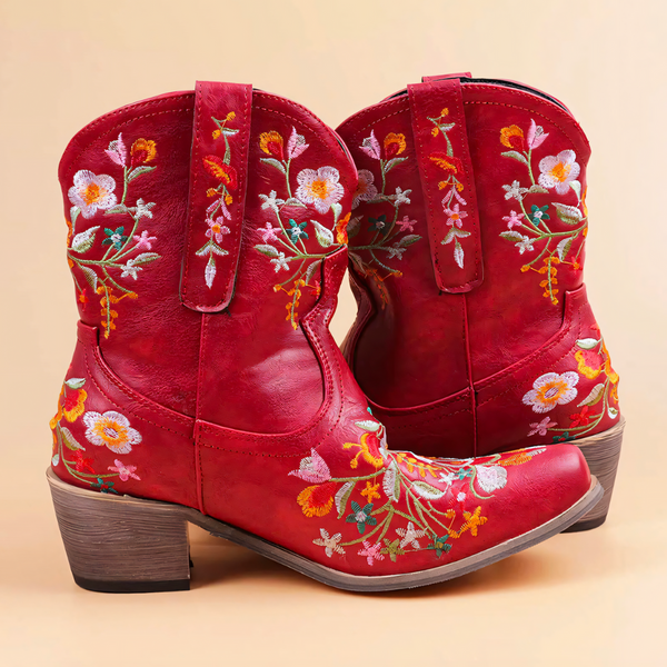 Rode cowboylaarzen met kleurrijke bloemenborduursels, houten hakken en lussen. Perfect voor modieuze dames, westernstijl, bohemian look.