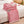 Roze fleece deken met witte rand, opgevouwen op bed, slaapkamerdecoratie, zachte en warme textielaccessoire, perfect voor interieurstyling.