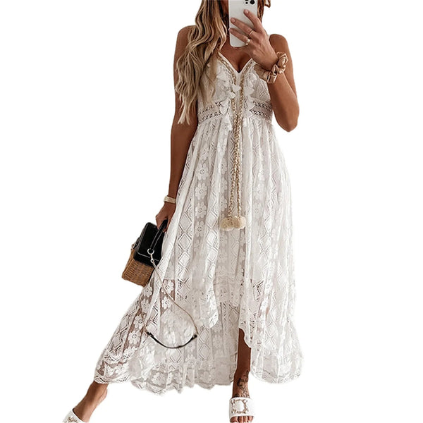Vrouw in witte kanten maxi-jurk met spaghettibandjes, houdt een zwarte handtas en smartphone vast. Zomermode, elegante dameskleding.