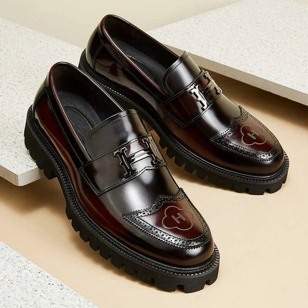 Donkerbruine leren loafers met dikke zolen en decoratieve gesp, stijlvolle herenschoenen, geschikt voor formele en casual gelegenheden.