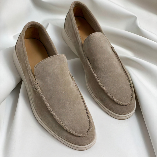 Beige suède loafers voor heren op witte achtergrond, stijlvolle instappers met comfortabele zool, perfect voor casual en formele gelegenheden.