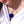 Vrouw met hartvormige blauwe saffier ketting, omringd door diamanten, op witte blouse. Luxe sieraden, elegante halsketting, modieuze accessoires.