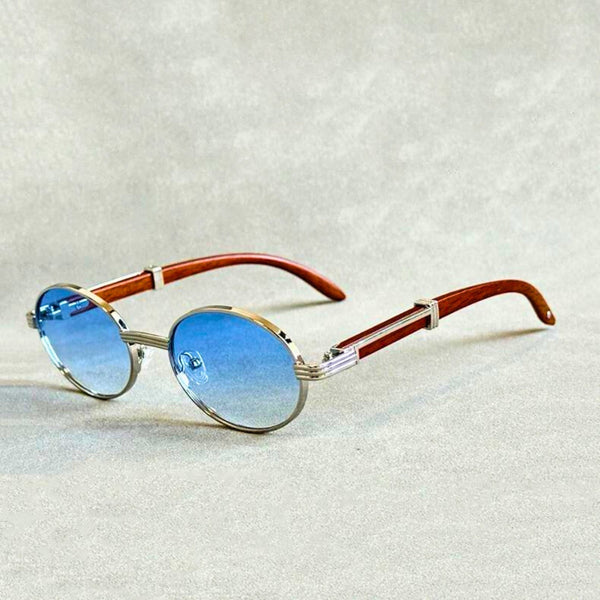 Ronde zonnebril met blauwe glazen en houten pootjes op een lichte achtergrond. Stijlvolle unisex zonnebril, retro design, UV-bescherming.