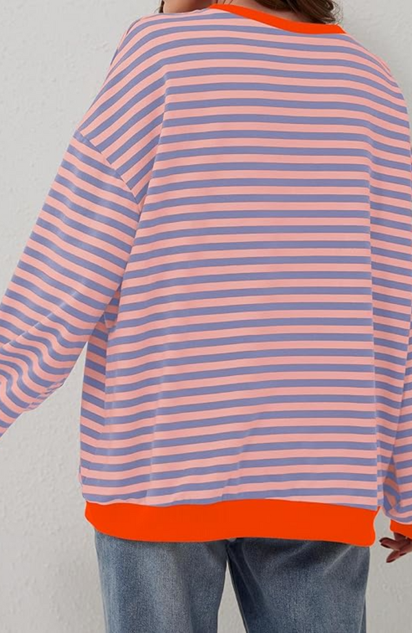 Gestreepte trui dames, roze en blauwe strepen, oranje boorden, casual mode, comfortabele pasvorm, trendy kleding, herfst-winter stijl.