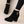 Zwarte suède enkellaarsjes met blokhak en gouden ringdetail, damesmode, stijlvolle herfst- en winterlaarzen, trendy schoenen voor dagelijks gebruik.