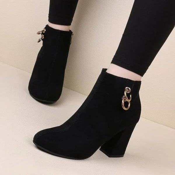 Zwarte suède enkellaarsjes met blokhak en gouden ringdetail, damesmode, stijlvolle herfst- en winterlaarzen, trendy schoenen voor dagelijks gebruik.