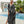 Vrouw in zwart-witte kaftan bij zwembad, tropische achtergrond, zomermode, vakantie, stijlvolle strandkleding, ontspannen sfeer.