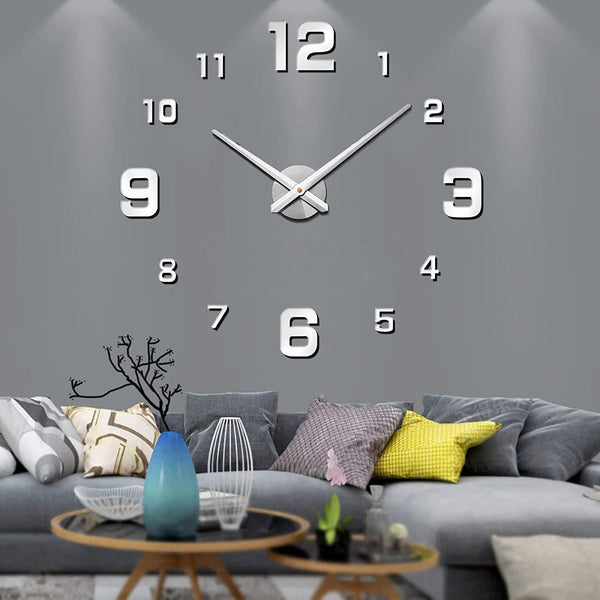Moderne wandklok met grote 3D-cijfers op grijze muur boven stijlvolle grijze bank met kleurrijke kussens en decoratieve vazen.