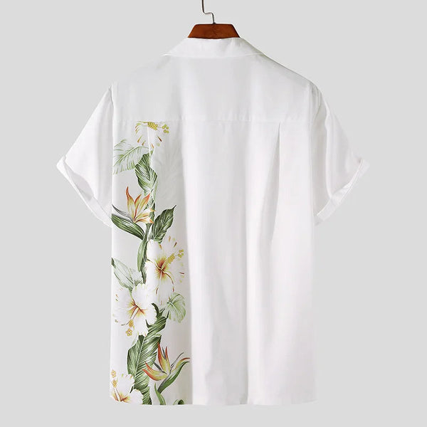 Witte herenoverhemd met korte mouwen en tropische bloemenprint op de rug, ideaal voor zomerse casual outfits. Hoogwaardige katoenen stof.