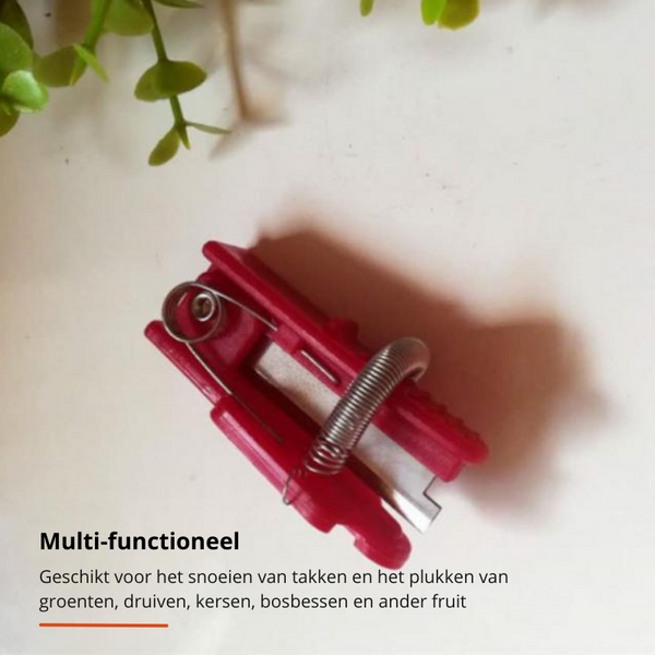 Rode multifunctionele snoeischaar met veermechanisme, geschikt voor het snoeien van takken en plukken van groenten en fruit, op witte achtergrond.