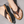 Bruine leren teenslippers voor heren op grijze achtergrond, comfortabele zomerschoenen met antislipzool, ideaal voor casual strandoutfits.