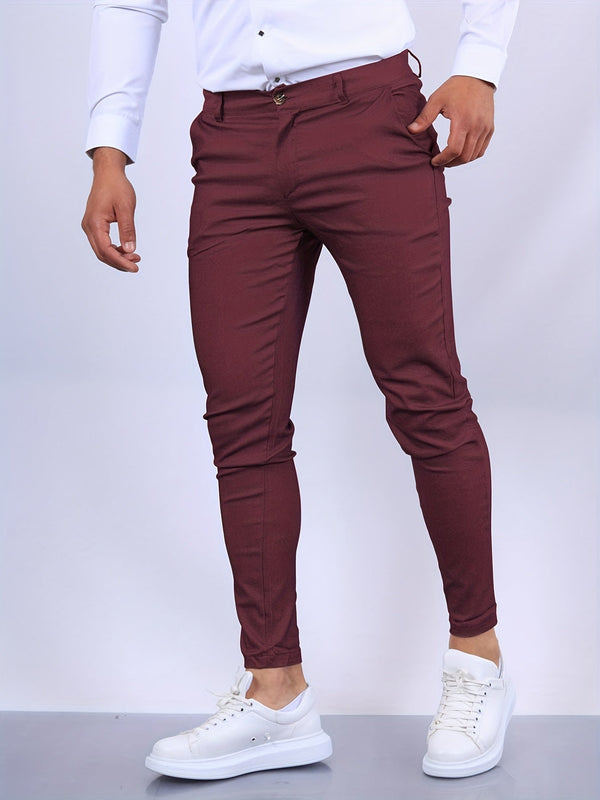 Man in bordeauxrode slim-fit broek en witte sneakers, witte blouse. Stijlvolle herenmode, casual outfit, trendy kleding voor mannen.