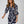 Vrouw in stijlvolle, zwart-witte jurk met opvallende letters, mode, trendy kleding, moderne damesmode, elegante outfit, casual chic look.