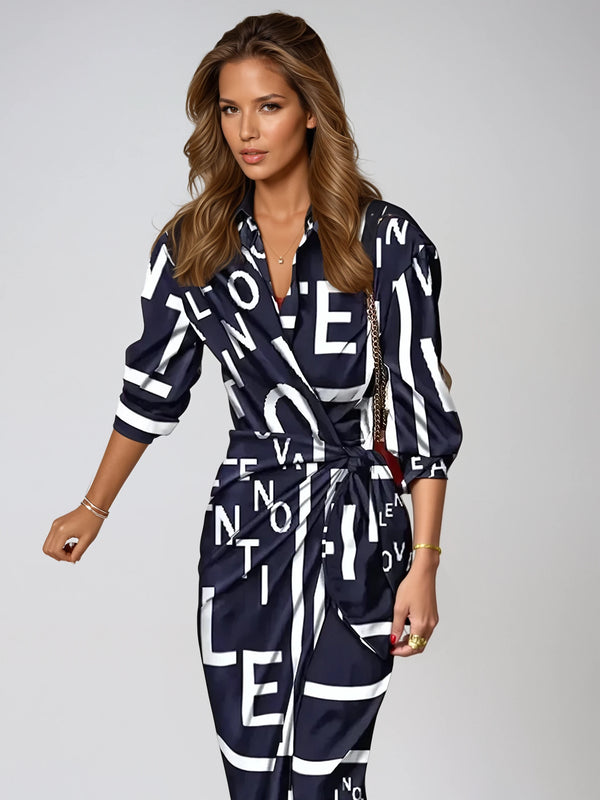 Vrouw in stijlvolle, zwart-witte jurk met opvallende letters, mode, trendy kleding, moderne damesmode, elegante outfit, casual chic look.