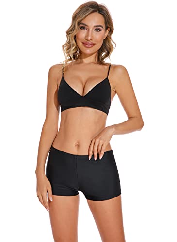 Vrouw in zwarte sportbeha en shorts, fitnesskleding, comfortabele sportoutfit, geschikt voor yoga of training, trendy en functioneel design.