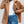 Vrouw in bruine teddyjas, witte top en blauwe jeans. Modieuze herfstkleding, casual stijl, warme jas, trendy damesmode.