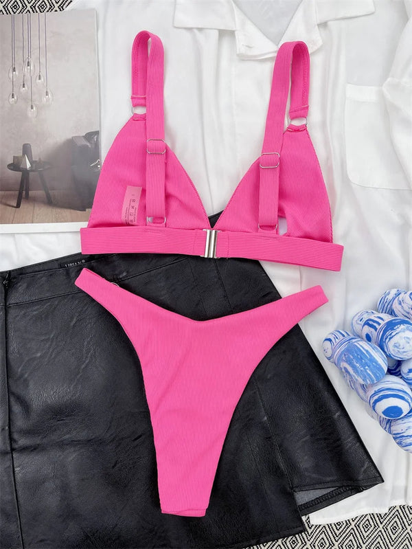 Roze ribgebreide bikini set op witte blouse en zwarte leren rok, met blauwe en witte handdoeken. Perfect voor strandmode en zomerstijl.