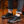 Zwarte leren herensneakers met dikke rubberen zolen op houten vloer, casual stijl, comfortabele wandelschoenen, modieuze herenschoenen.